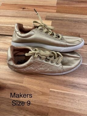 Makers Women's Metallic Gold Star Moccasin Sneakers